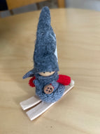 Liten nisse på ski