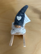 Liten nisse på kjelke